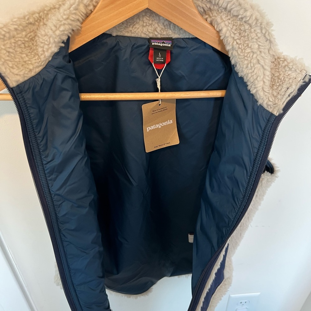 Patagonia Kids Sherpa Vest - Cream and Navy - Picture 2 of 5